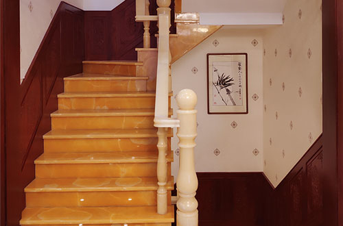 金乡中式别墅室内汉白玉石楼梯的定制安装装饰效果